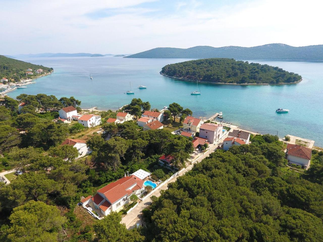 Spacious Holiday Home In Molat With Pool Brgulje ภายนอก รูปภาพ