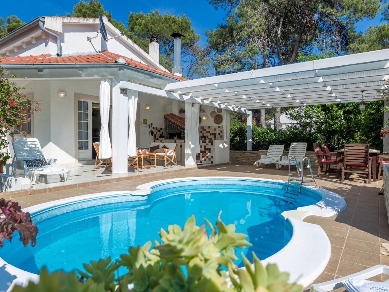 Spacious Holiday Home In Molat With Pool Brgulje ภายนอก รูปภาพ